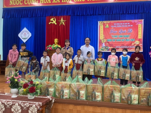 Trao quà Tết